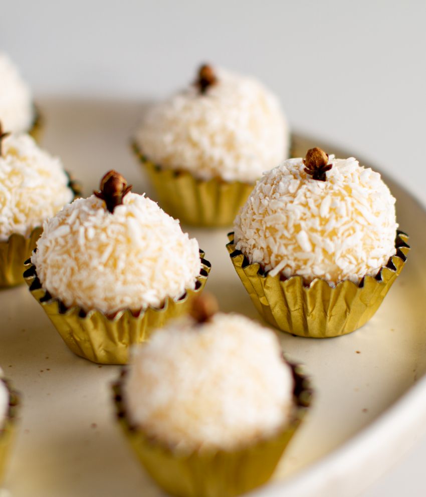 Beijinhos decorados com cravos