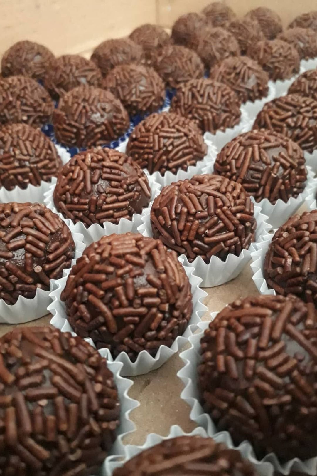 Brigadeiros em forminhas coloridas