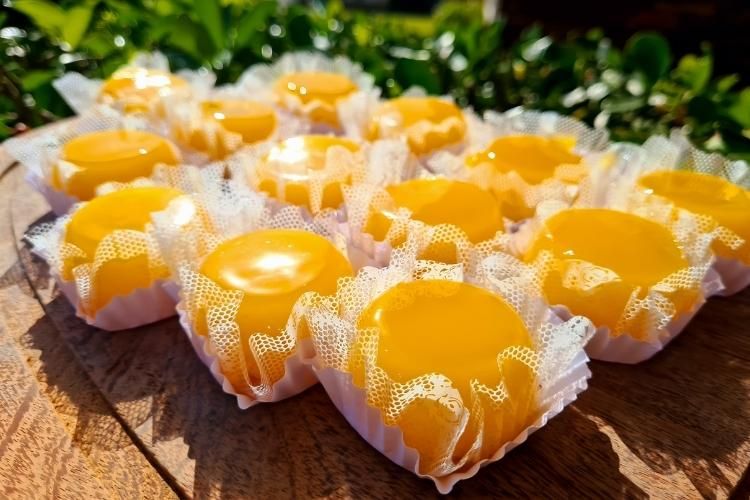 Quindins dourados em forminhas